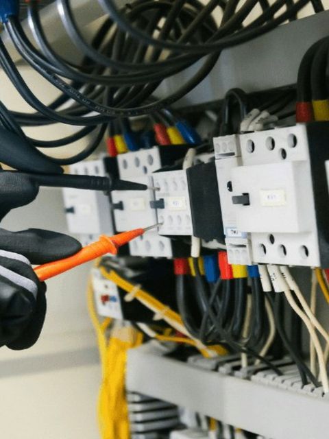 Électricien testant un tableau électrique