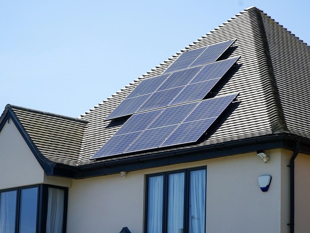 Maison avec panneaux solaires sur le toit