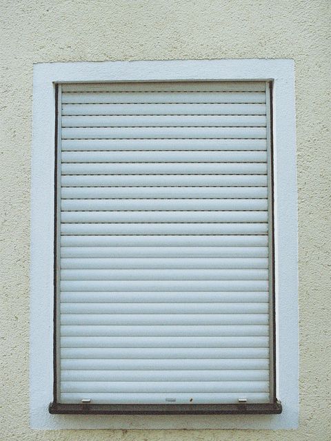 Volet roulant fermé sur une fenêtre